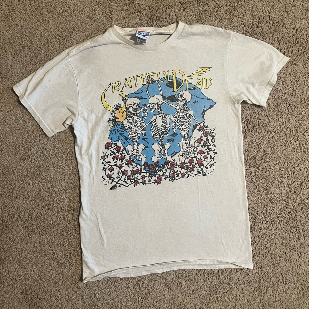 Grateful Dead tshirt.